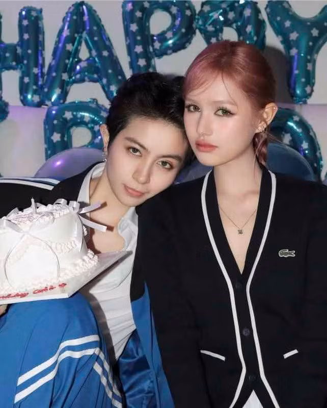 Trước đó, Xoài Non từng bất ngờ đăng tải dòng trạng thái chúc mừng sinh nhật Gil Lê cùng tấm ảnh chụp chung của 2 người, dù vốn không có quá nhiều tương tác trước đây. (Ảnh: FBNV)