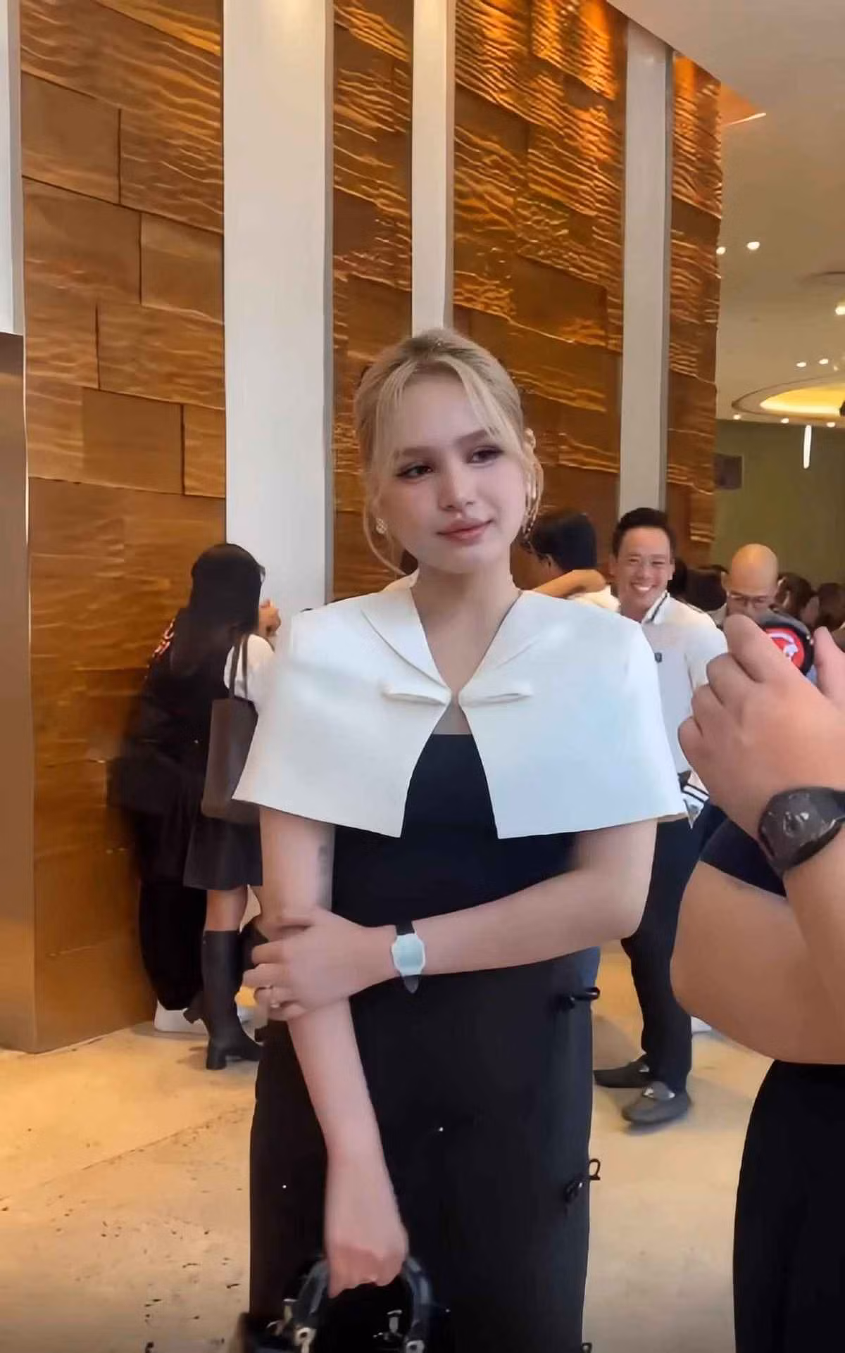 Đặc biệt, nếu như nhiều người nổi tiếng sợ hãi trước “hung thần” camera thường thì Xoài Non lại bình thản trước điều này và khiến nhiều người xuýt xoa.