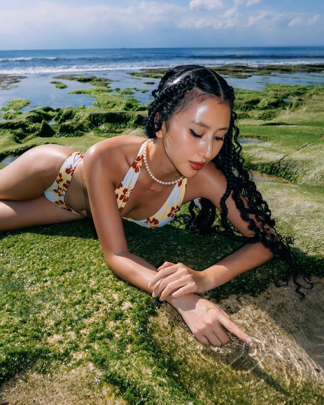 Quỳnh Anh Shyn tên thật Phí Quỳnh Anh, sinh năm 1996, cô nàng vốn là một hot girl Hà Thành có tiếng. Cùng với Mẫn Tiên và An Japan, cô được xem là "Bộ ba sát thủ" tại Hà Nội.