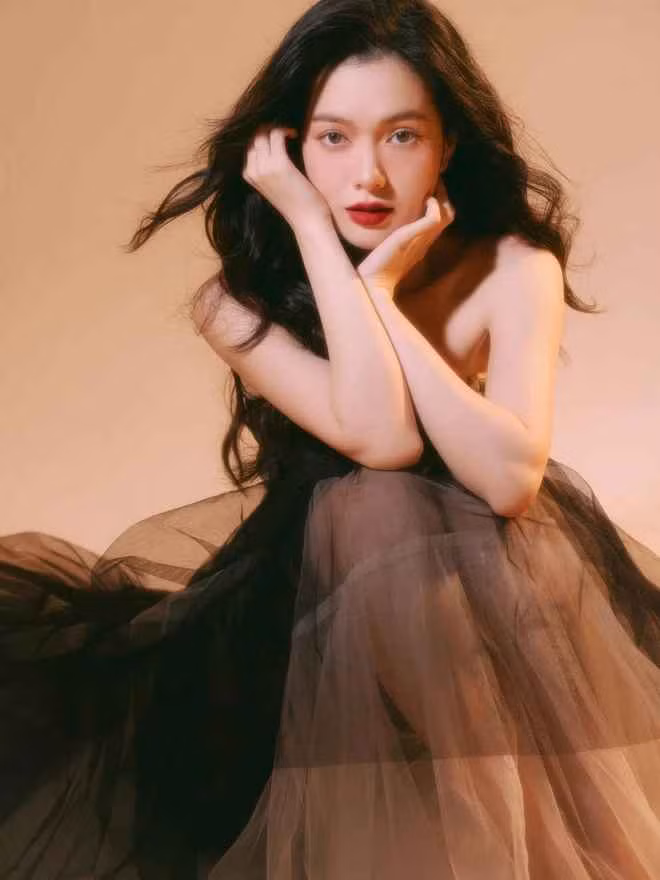 Đỗ Yên Đan ghi điểm với nhan sắc vừa mang nét ngọt ngào, nữ tính lại vừa có vẻ sang chảnh, tiểu thư. Hot girl Đắk Lắk sở hữu đường nét thanh tú, hài hòa, đôi mắt to tròn, sống mũi cao cùng làn da trắng sáng.
