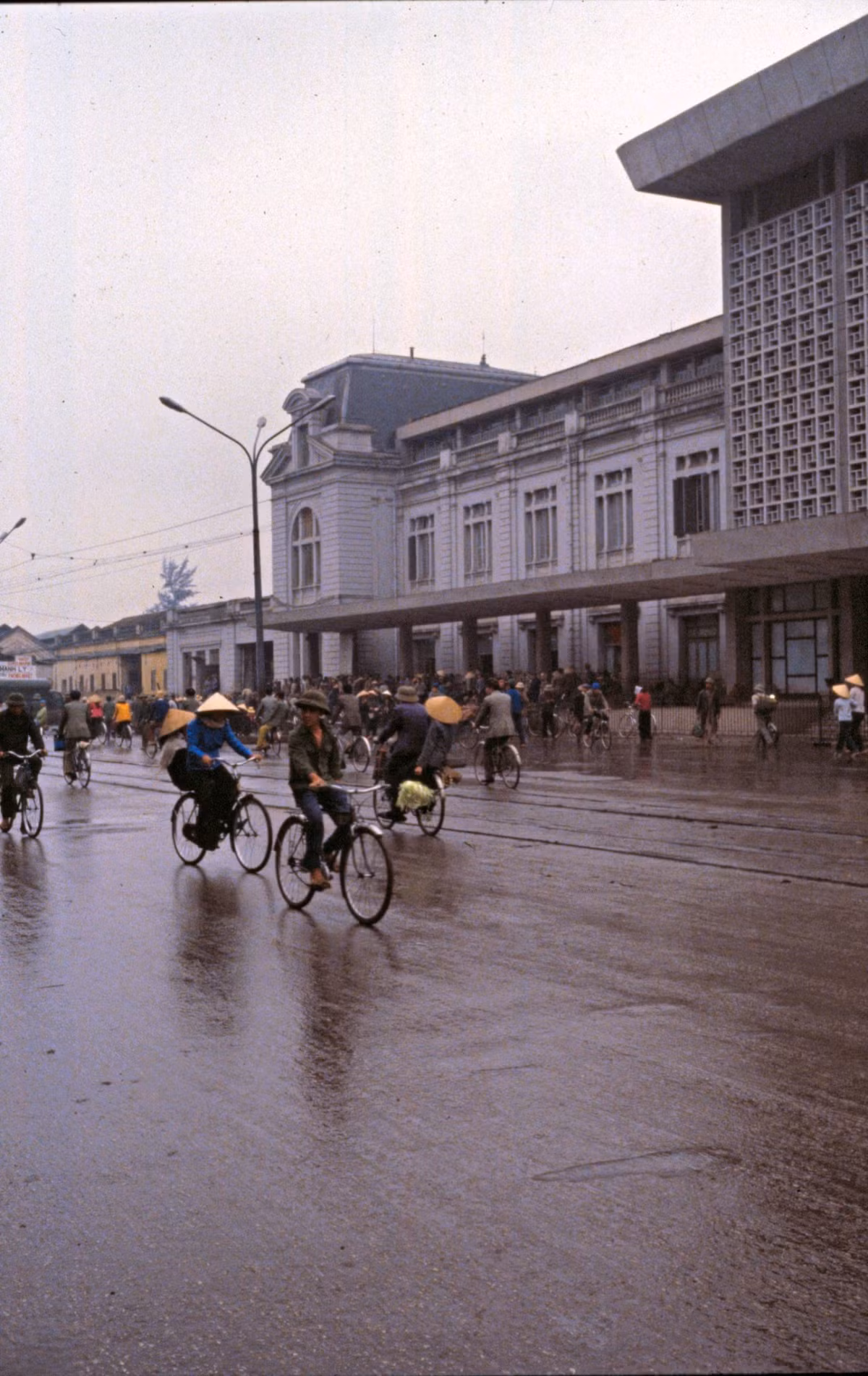 Ga Hà Nội (tên cũ là ga Hàng Cỏ), khánh thành năm 1902. (Ảnh: Ab Stokvis)