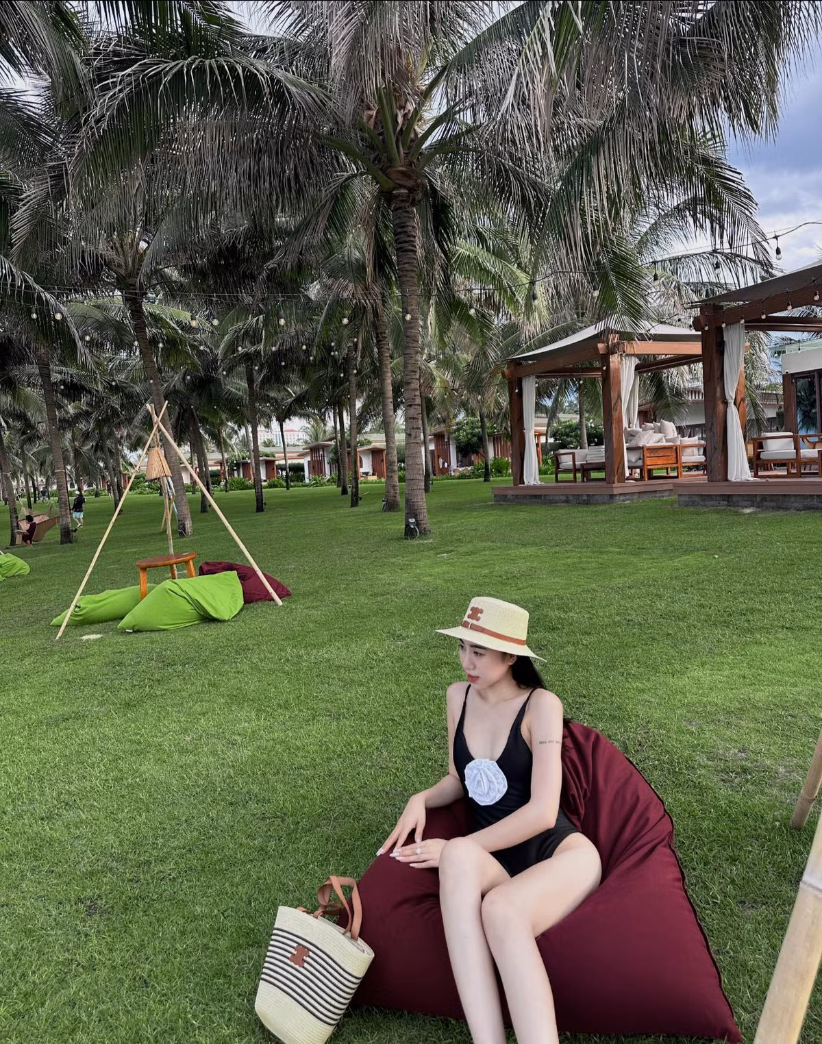 Tranh thủ kỳ nghỉ với gia đình,Nguyễn Nụ không ngại "thả xích" loạt ảnh diện bikini khoe dáng bên hồ bơi khiến người xem không thể rời mắt.