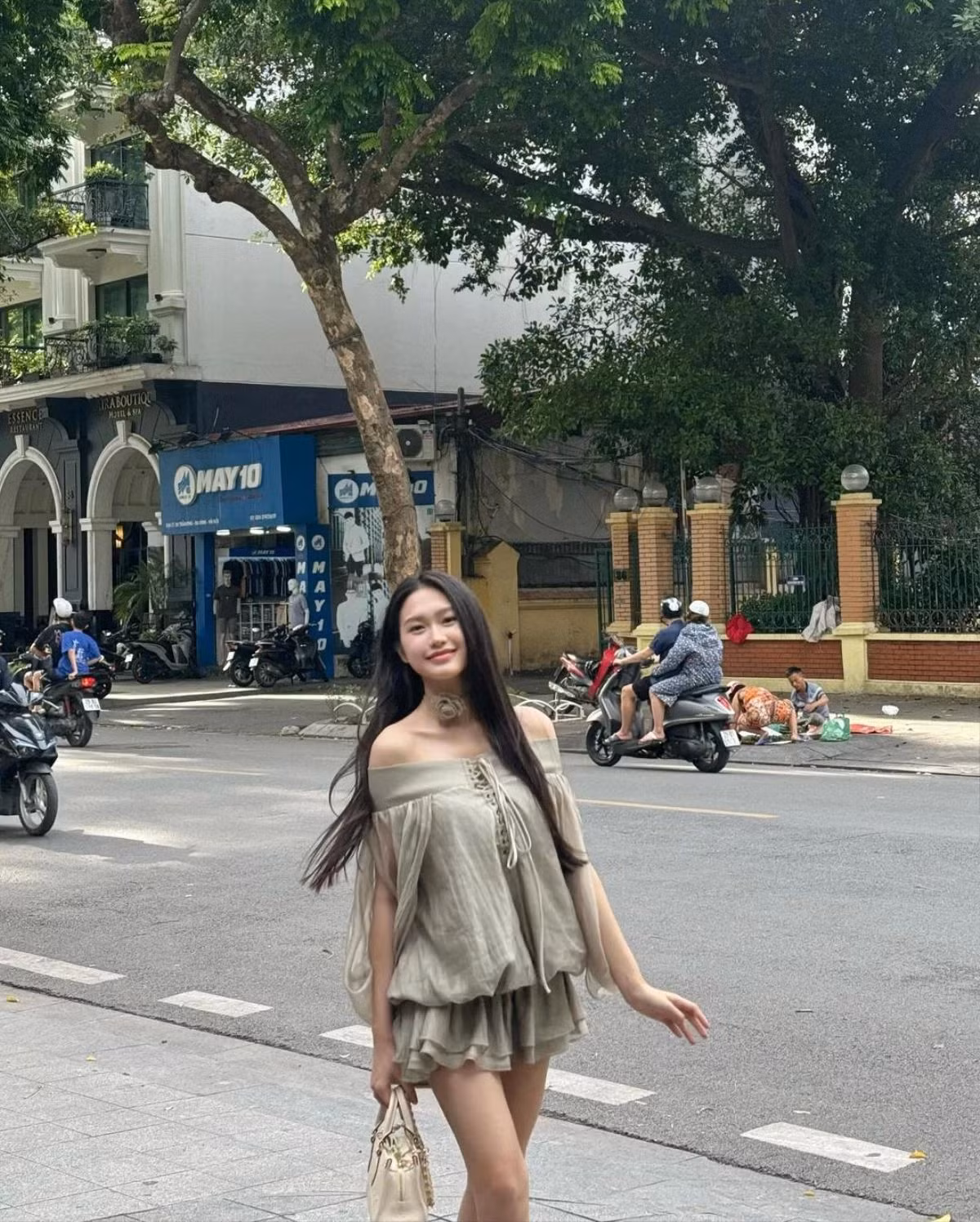Thiết kế dún xếp nếp tập trung tôn lên bờ vai trần thon thả cũng như đôi chân của người mặc. Ở khu vực nối liền eo và chân váy, bộ cánh giúp che chắn khuyết điểm tối đa khi có điểm may rút nhún khéo léo.