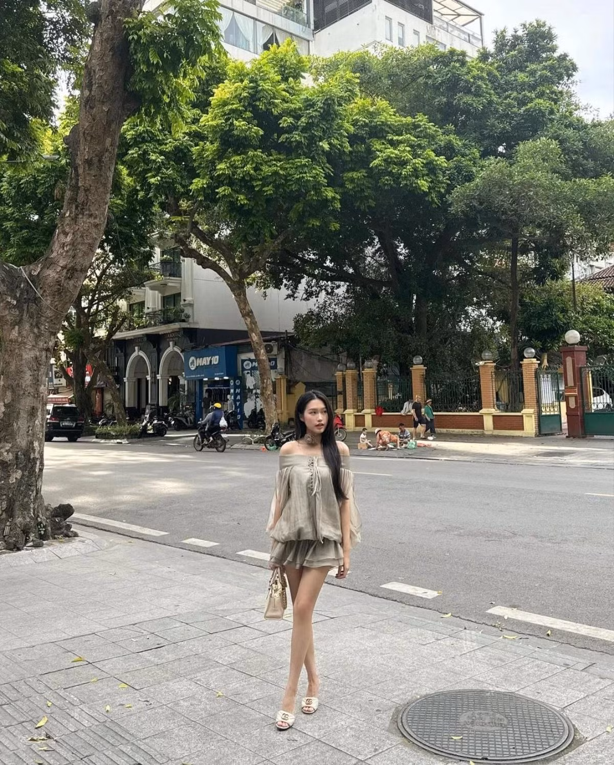 Theo tìm hiểu, thiết kế được vợ Đoàn Văn Hậu lựa chọn nằm trong bộ sưu tập Resort’24 của nhà mốt Mollynista. Trên trang bán hàng trực tuyến, sản phẩm được niêm yết với giá 950 nghìn đồng.