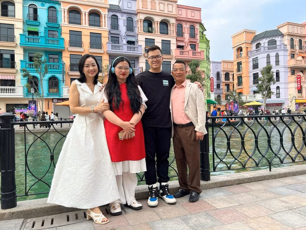 Trên phim luôn vào những vai hiền lành, cam chịu, ngoài đời NSƯT Linh Huệ cũng là người giản dị.