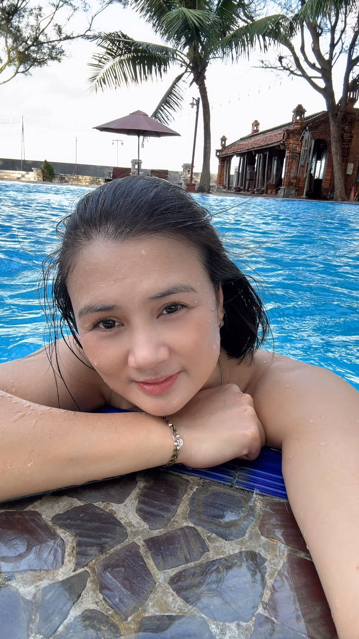 Nhan sắc của cô được nhiều người đánh giá trẻ hơn tuổi.
