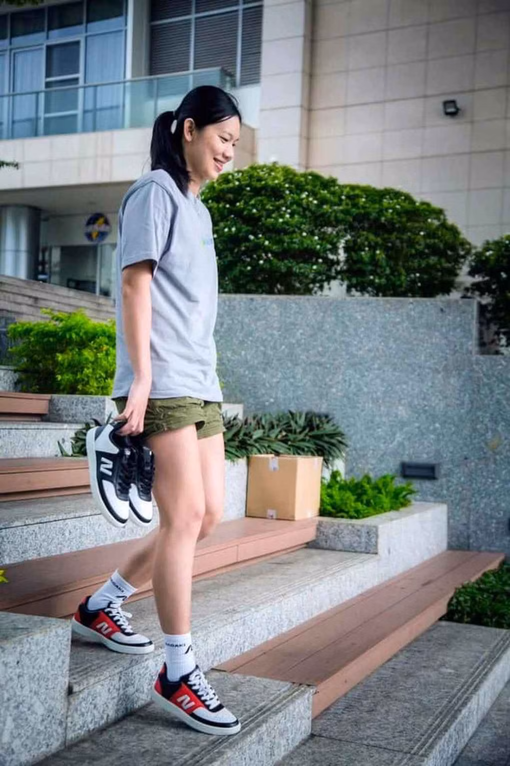 Người hâm mộ cho biết họ khó nhận ra "kình ngư" năm nào khi nhìn thấy diện mạo thay đổi của Ánh Viên. Không chỉ thăng hạng nhan sắc, cô cũng có phong thái nữ tính, biết làm điệu và thu hút hơn hẳn.