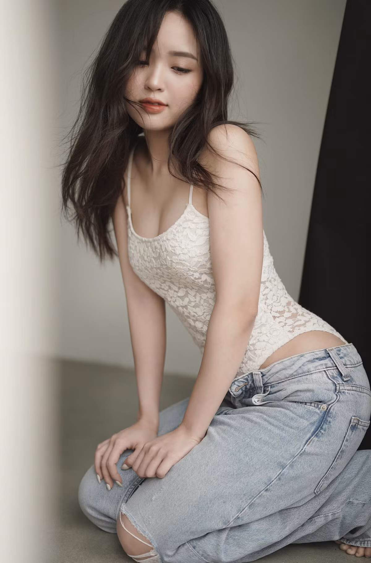 Sở hữu vòng eo con kiến, nhiều người không ngờ rằng Phương Anh đã từng kết hôn từ năm 19 tuổi và có 2 con.