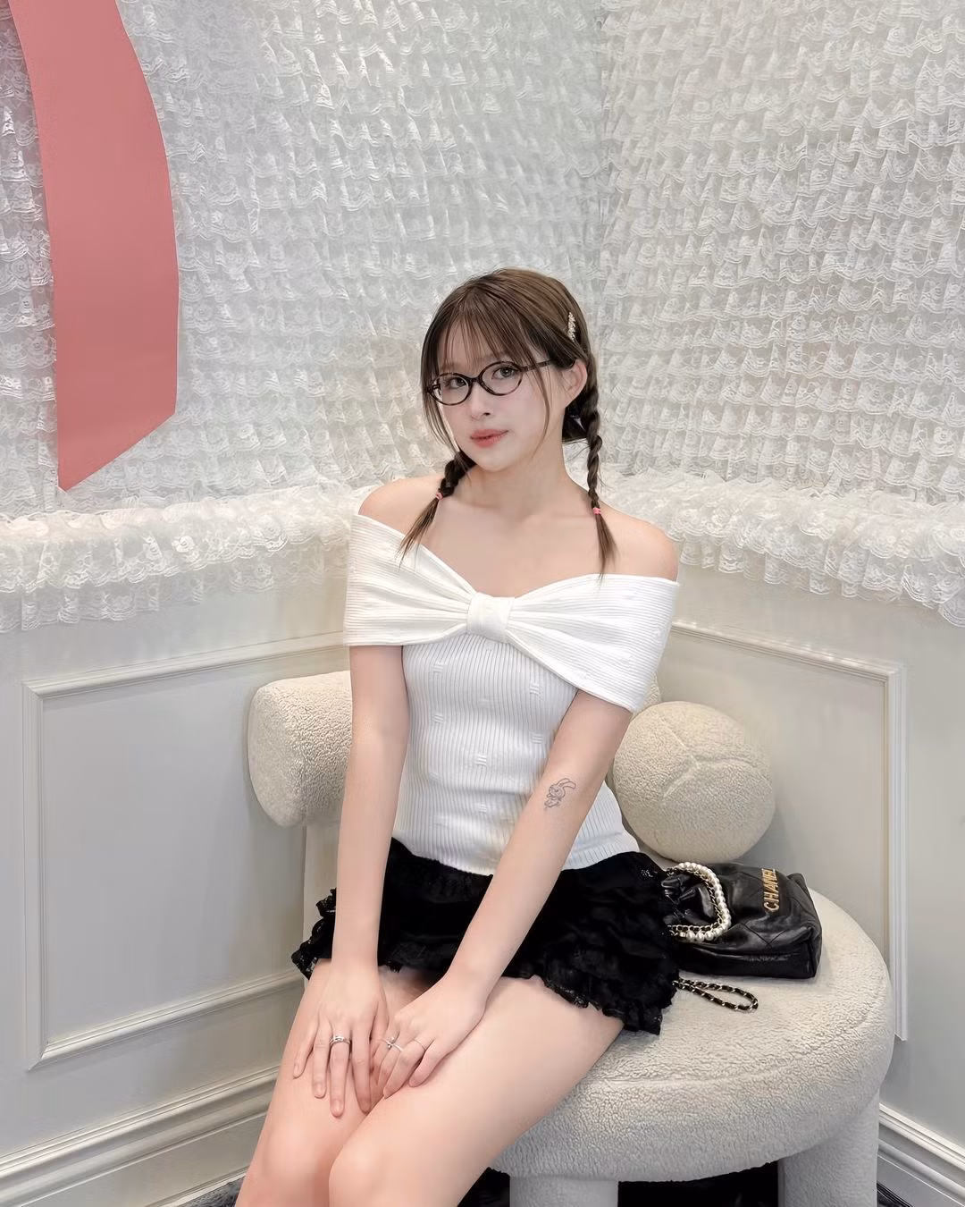 Rich kid Chao (Châu Anh, 2003) được biết đến là một trong những bạn trẻ có sức ảnh hưởng trên mạng xã hội. Ban đầu, cô nàng gây chú ý bởi những đoạn clip chia sẻ về cuộc sống sang chảnh, giàu có.