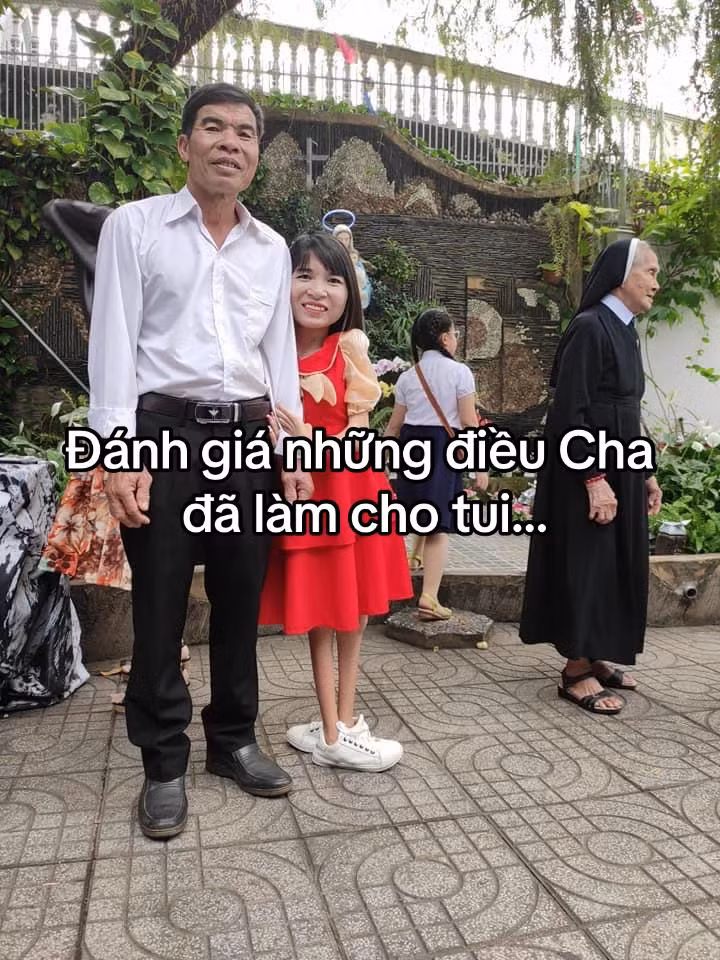 Câu chuyện một người cha chỉ học hết lớp 2 nhưng nuôi con gái nên người khiến nhiều người không khỏi xúc động. Cô gái hiện tại đã là một cô giáo, chia sẻ lại câu chuyện hành trình người cha và mình một cách hóm hỉnh, đáng yêu nhưng vô cùng ấn tượng.
