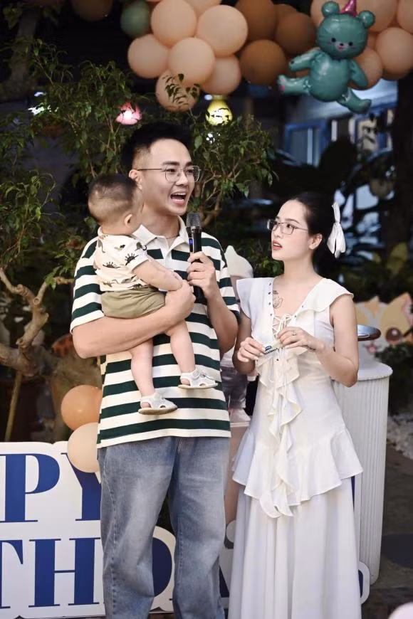 Trong bữa tiệc, Anh Tú liên tục khuấy động không khí bằng những câu nói gây cười.