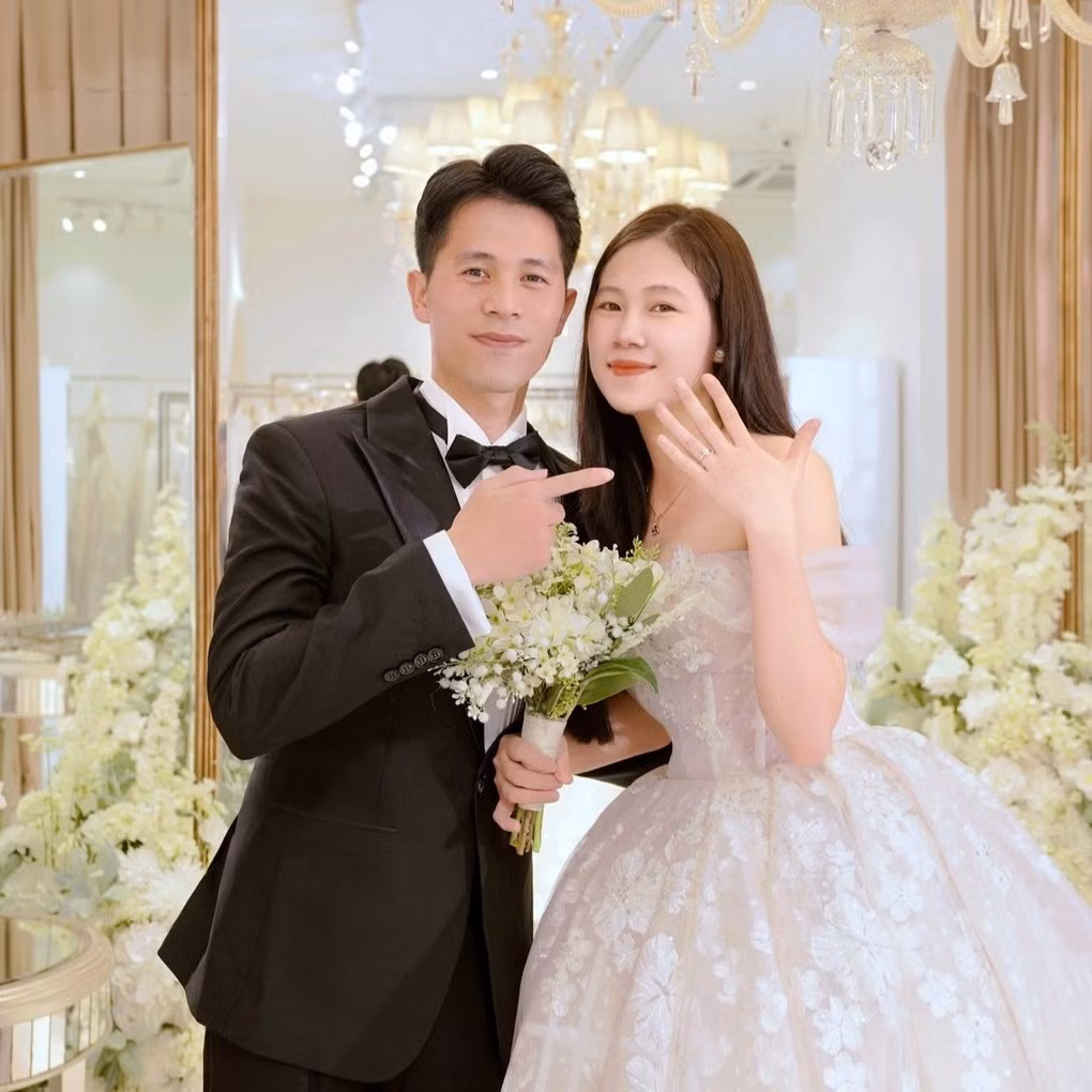 Cầu thủ Đình Trọng và Huyền Trang nổi tiếng với mối tình sâu đậm, bền bỉ kéo dài suốt 8 năm. Cặp đôi chính thức kết hôn vào tháng 9/2023.