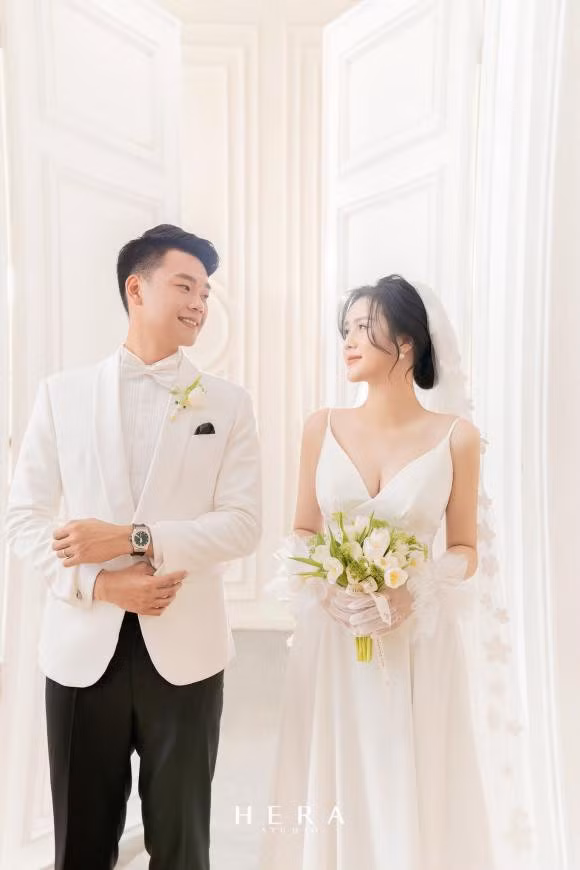 Sau 4 năm yêu nhau, cầu thủ Thành Chung và nàng Wags Tố Uyên đã quyết định gắn bó lâu dài, cùng xây dựng gia đình hạnh phúc. Cặp đôi thường xuyên khoe những hình ảnh tình tứ lên rang cá nhân.
