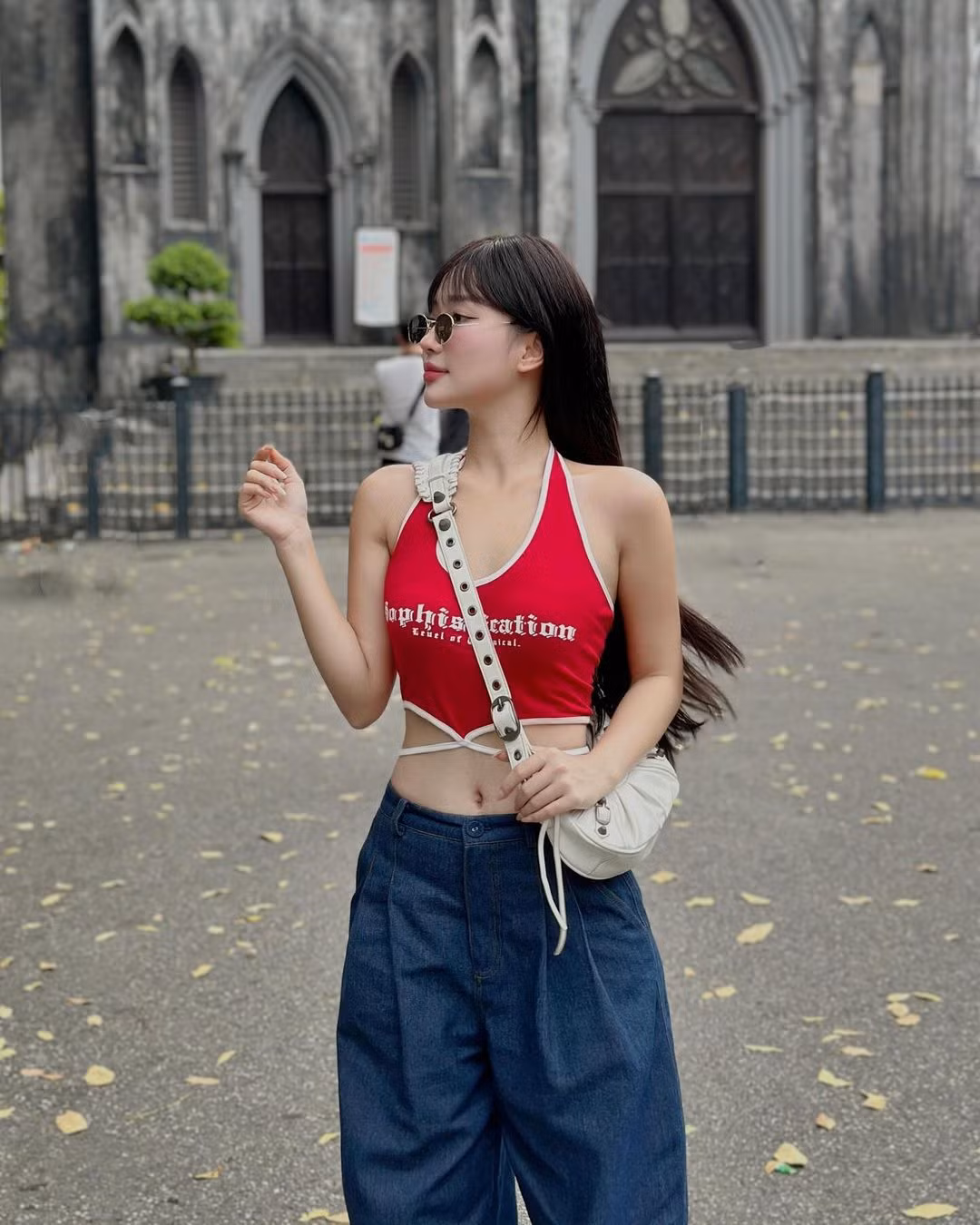 Huệ Chi sở hữu chiều cao ấn tượng cùng vóc dáng tuyệt đẹp có thể cân mọi outfit.