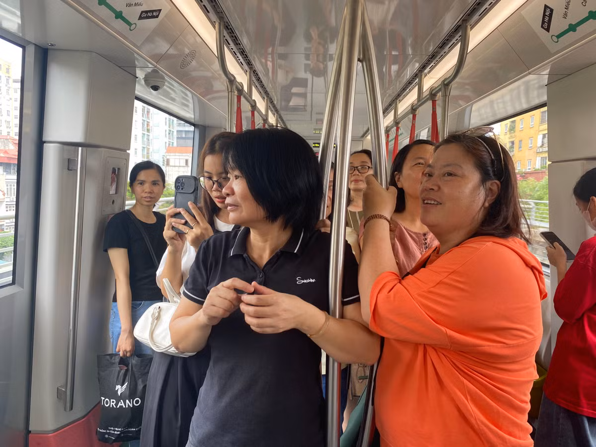 Nếu như khi di chuyển bằng các phương tiện cá nhân, cần phải chú ý đến giao thông thì khi lựa chọn di chuyển bằng tàu điện, hành khách có thể ngắm nhìn hình ảnh của thành phố từ trên cao.
