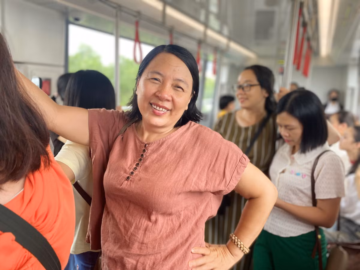 Mọi người tranh thủ check-in, ghi lại những hình ảnh trên chuyến trải nghiệm đặc biệt này.