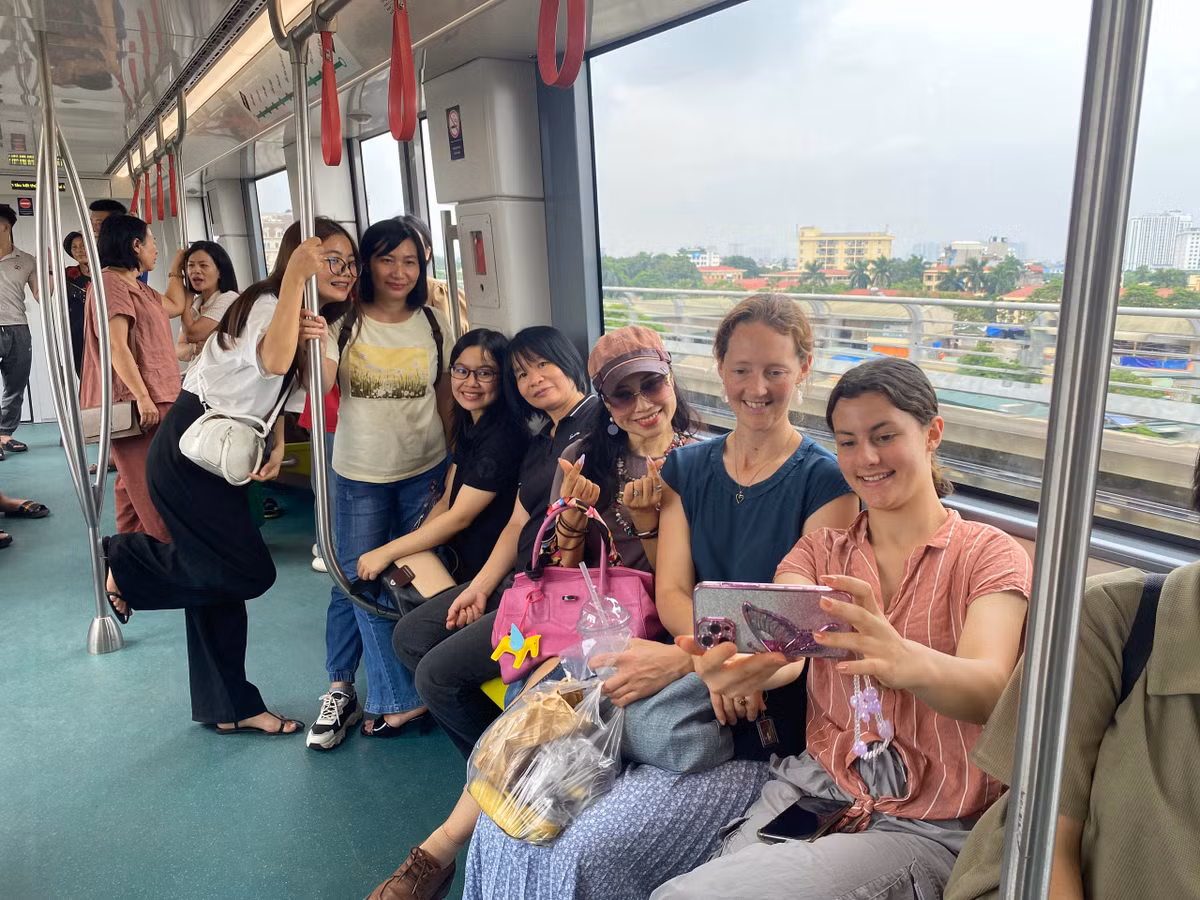Một số du khách nước ngoài cũng cảm thấy rất tuyệt vời khi đi thử tuyến đường sắt trên cao này.