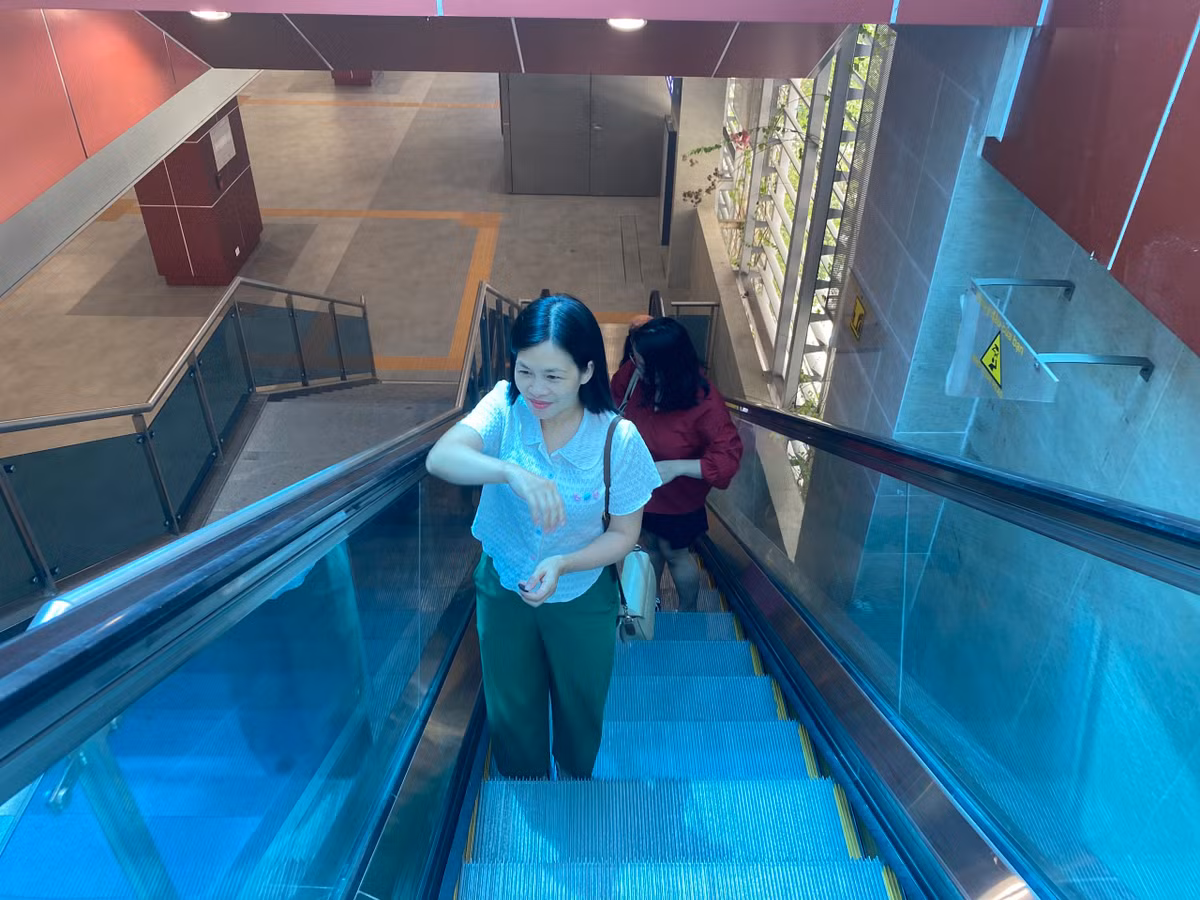 Trong số những người tham gia vào chuyến trải nghiệm, có những người đã từng đi thử trước đó, có người là lần đầu tiên bước chân đến sân ga của tuyến đường sắt trên cao.