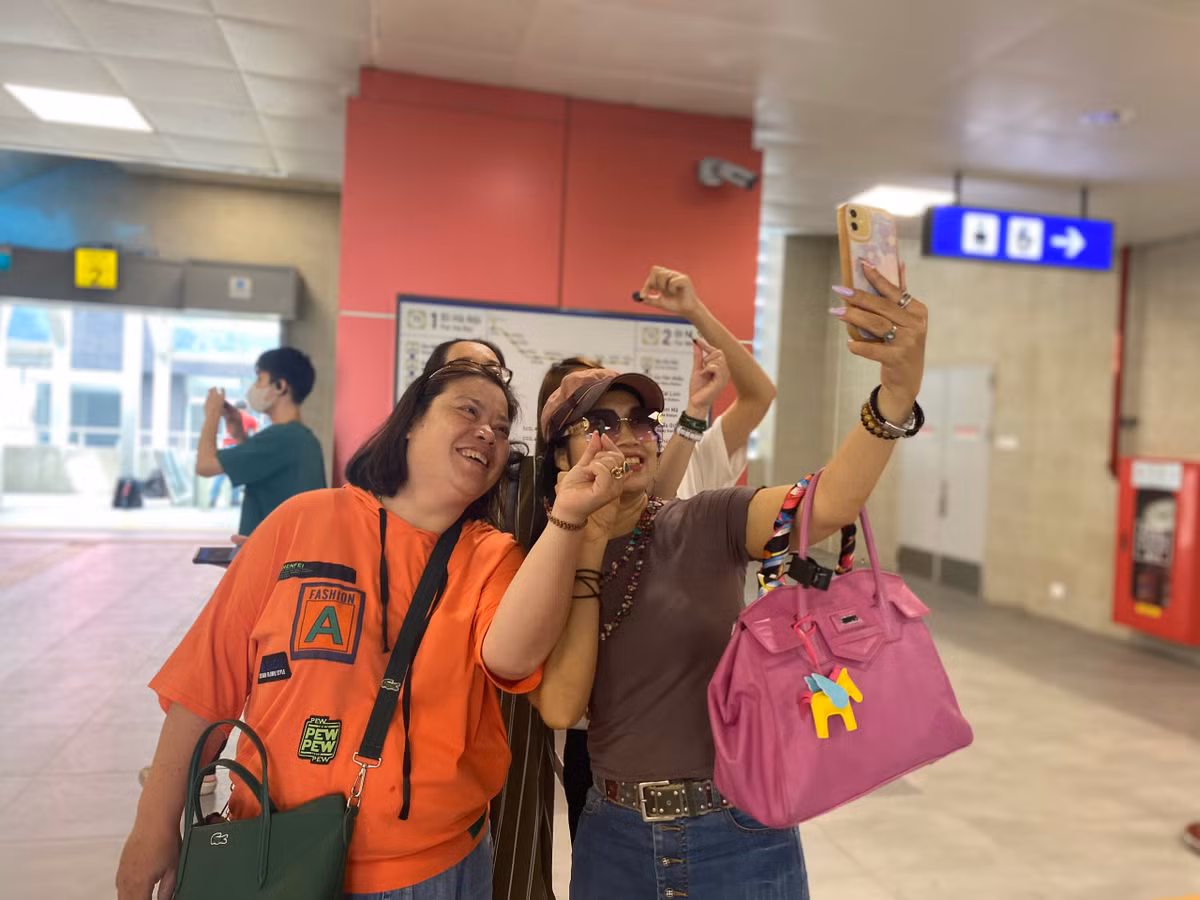 Ai cũng tỏ ra thích thú khi thấy vé lên tàu của tuyến metro có hình tròn, nhỏ như đồng xu và bên trên là hình ảnh Khuê Văn Các - biểu tượng của Hà Nội.