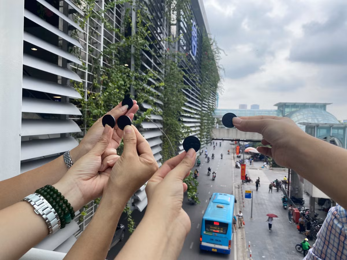 Khác với vé giấy hay thẻ quẹt trên xe buýt, vé của metro Nhổn - ga Hà Nội sử dụng token (hình dạng đồng xu) có thiết kế đơn giản, không in số hay chữ.