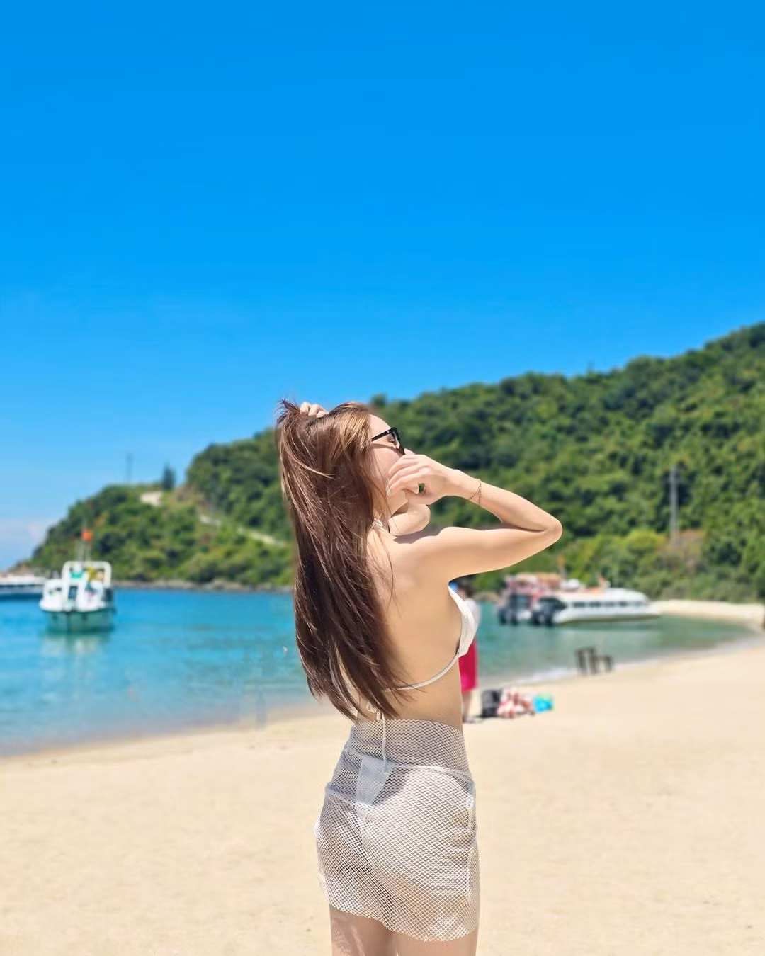 Dù ở góc độ nào, cô nàng cũng khoe được đường cong chữ S nuột nà.