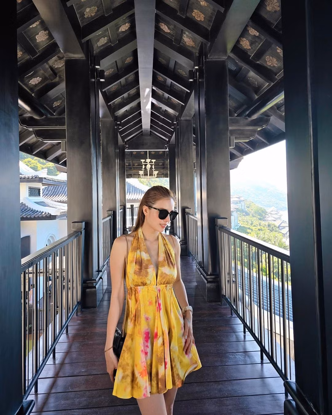 Có lợi thế vóc dáng nên cô nàng cân được mọi outfit.