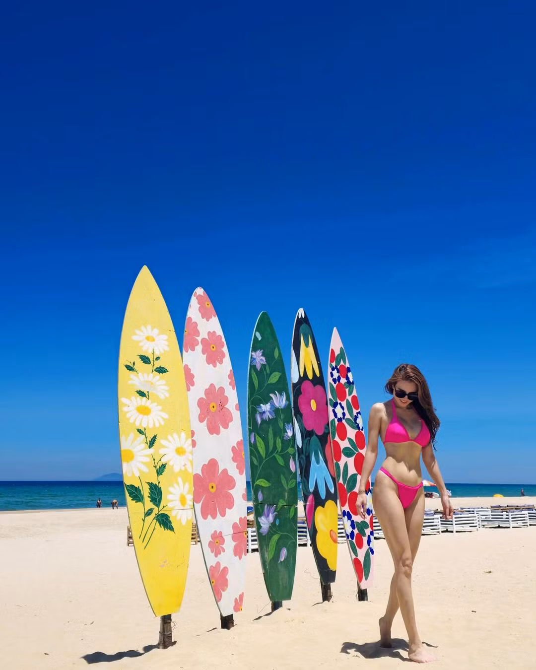 Cách đây vài hôm, cô nàng cũng vừa đăng tải loạt ảnh diện bikini đi dạo trên bãi biển "cháy hơn nắng hè"