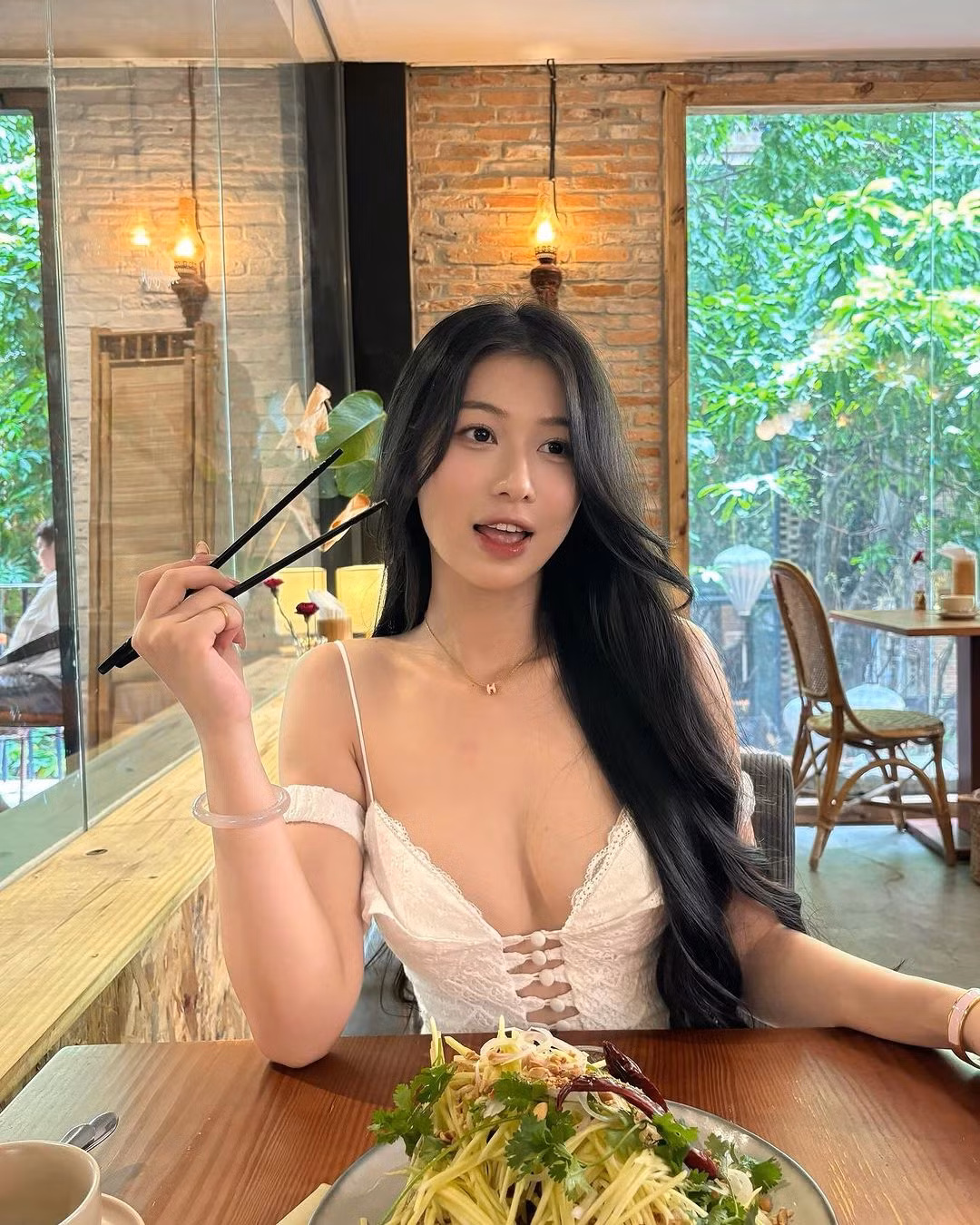 Nhờ lợi thế ngoại hình, Hạnh Nguyên hiện tại cũng làm mẫu cho một số nhãn hàng thời trang.