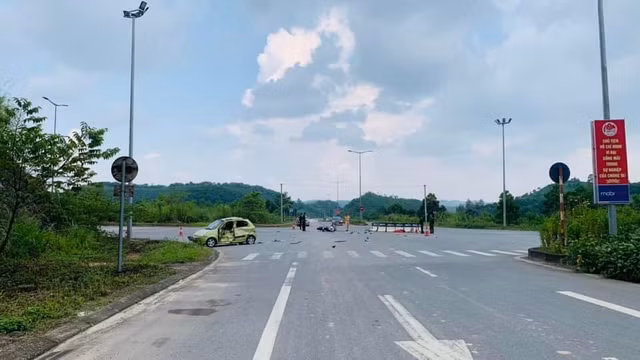 Nhiều người đã bày tỏ sự ngạc nhiên khi người điều khiển chiếc xe mô tô gây tai nạn là một cô gái.