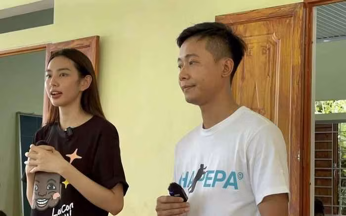 Sau khi bén duyên làm Youtuber, Quang Linh chuyển sang làm video về cuộc sống ở châu Phi, đi từ thiện, giúp đỡ người dân nơi đây. Hiện kênh Youtube của anh có gần 4 triệu người theo dõi.