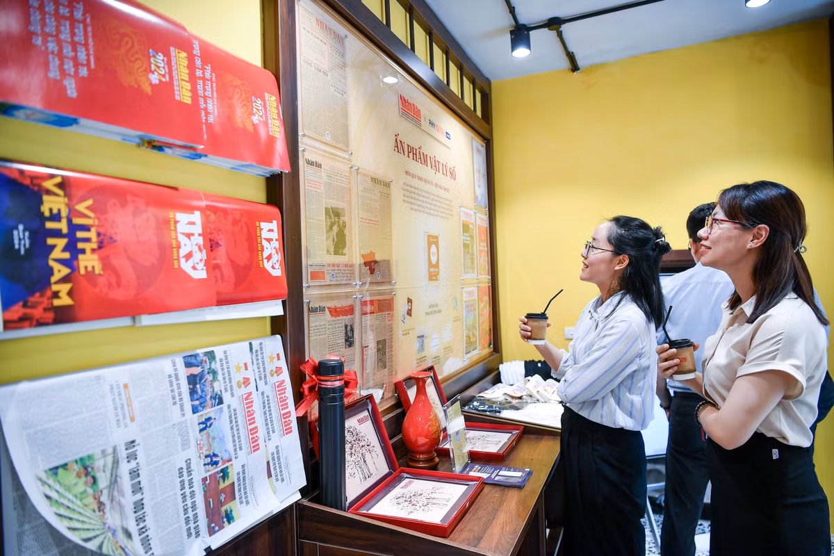 kKông khí rất "Hà Nội" tại cà phê Nhân Dân.