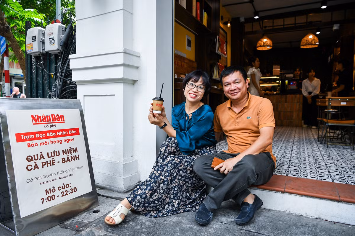 Sau hơn 2 tháng, Nhân Dân cà phê vẫn là địa điểm thu hút rất nhiều người, đặc biệt là các bạn trẻ.