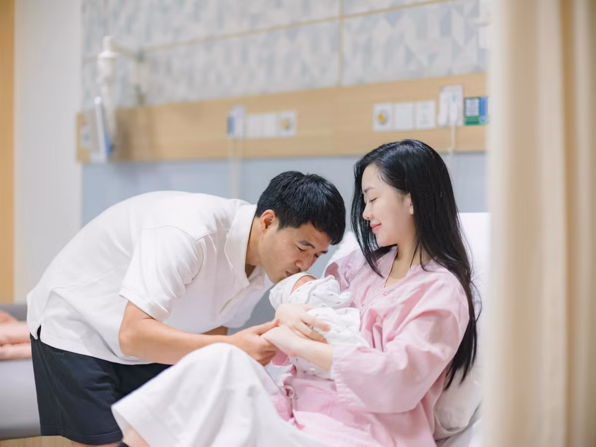 Trên mạng xã hội, Hà Đức Chinh nhiều lần công khai thể hiện tình yêu với nửa kia: "Em là cô gái của anh", "Mãi là tình yêu vĩ đại nhất đời anh"... Trong lễ đính hôn, chàng tiền đạo còn tuyên bố: "Bàn thắng có thể bỏ lỡ, cưới vợ thì không".