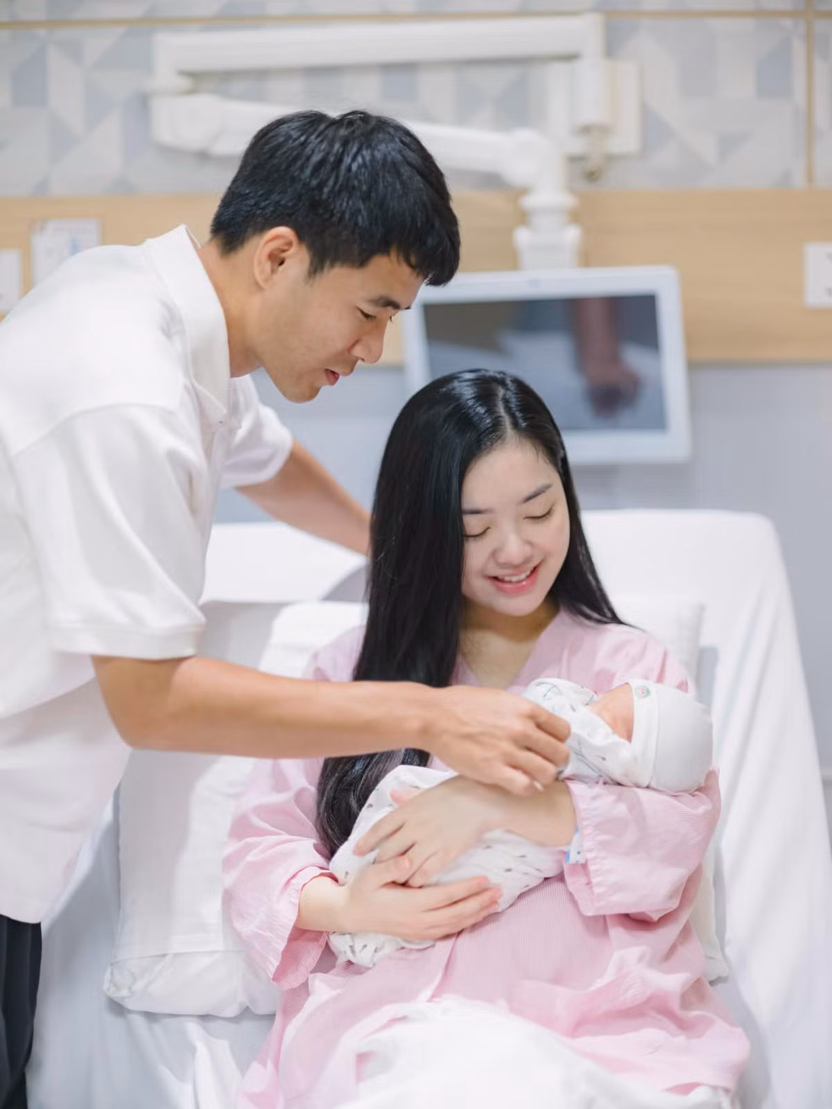 Trước đó, vào ngày 16/7, Hà Đức Chinh đăng tải loạt ảnh ghi lại khoảnh khắc ý nghĩa khi vợ vừa vượt cạn cùng lời âu yếm dành cho bà xã: "Cảm ơn vợ yêu đã mạnh mẽ suốt thai kỳ và vượt cạn thành công".
