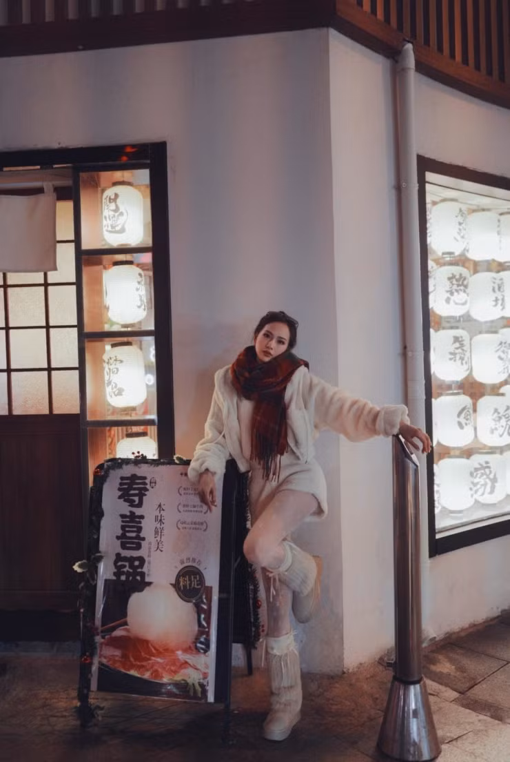 Sau khi sinh con gái đầu lòng, Lê Thị Thương lập trang cá nhân có tên "Gia đình Chiên Chiên", cập nhật cuộc sống hằng ngày của vợ chồng cô và con gái. Kênh của cô hiện có hơn 65.000 người theo dõi.