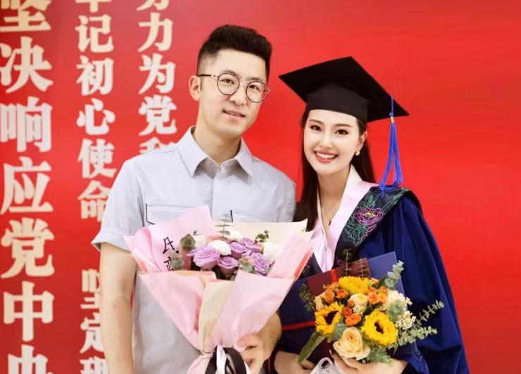Lê Thị Thương (sinh năm 1993) nổi tiếng nhờ chuyện tình với thầy giáo Trung Quốc - Hạ Dĩ Dương (sinh năm 1982) khi cô du học tại Trường Đại học Kỹ thuật Công trình Thượng Hải.