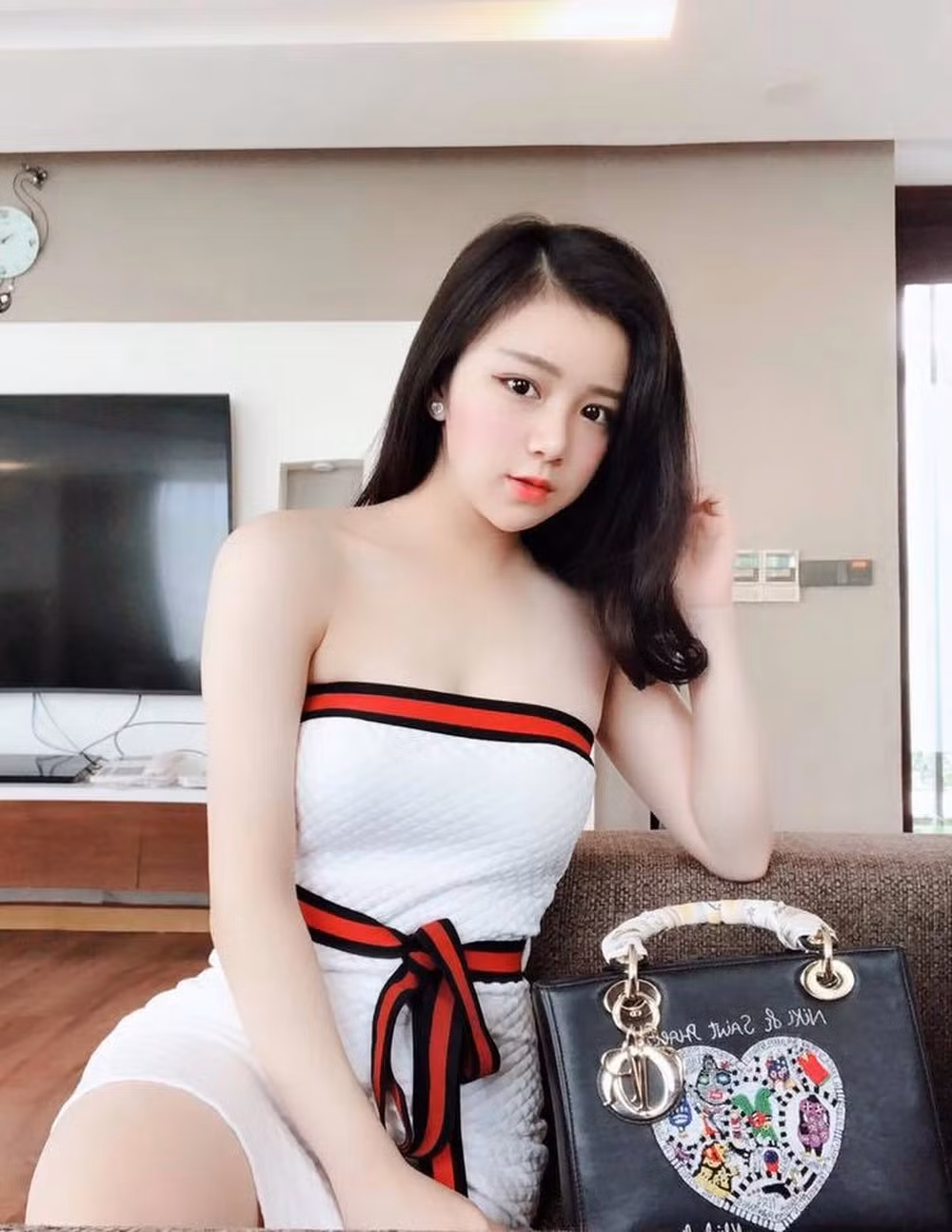 Có nhiều tài nguyên là vậy, thế nhưng hot girl này lại lựa chọn cách thức phản cảm để nổi tiếng hơn, đó là khoe thân.