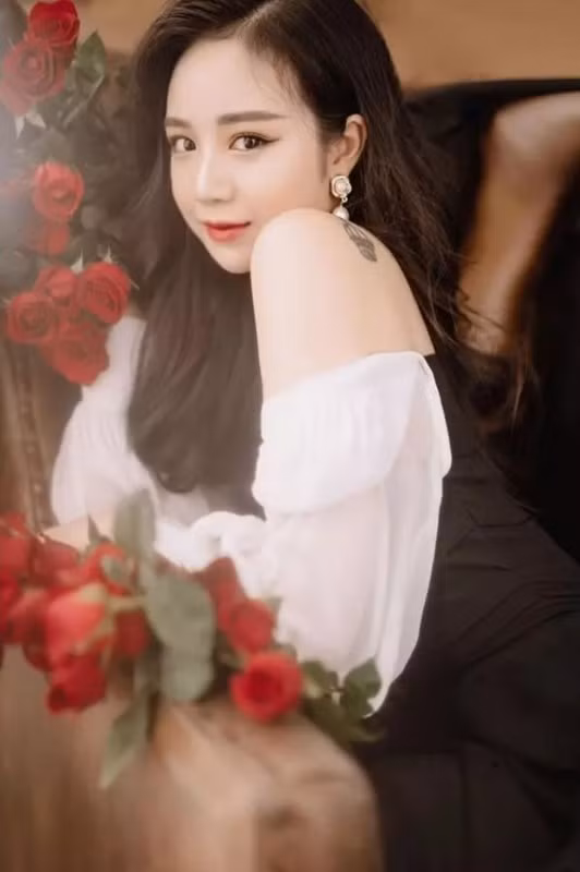 Hiện tại, cô nàng không còn hoạt động trong lĩnh vực nghệ thuật. Trong 1 số hình ảnh hiếm hoi đăng tải, cô nàng vẫn sở hữu nhan sắc xinh đẹp và cuộc sống sang chảnh. (Ảnh: FBNV)
