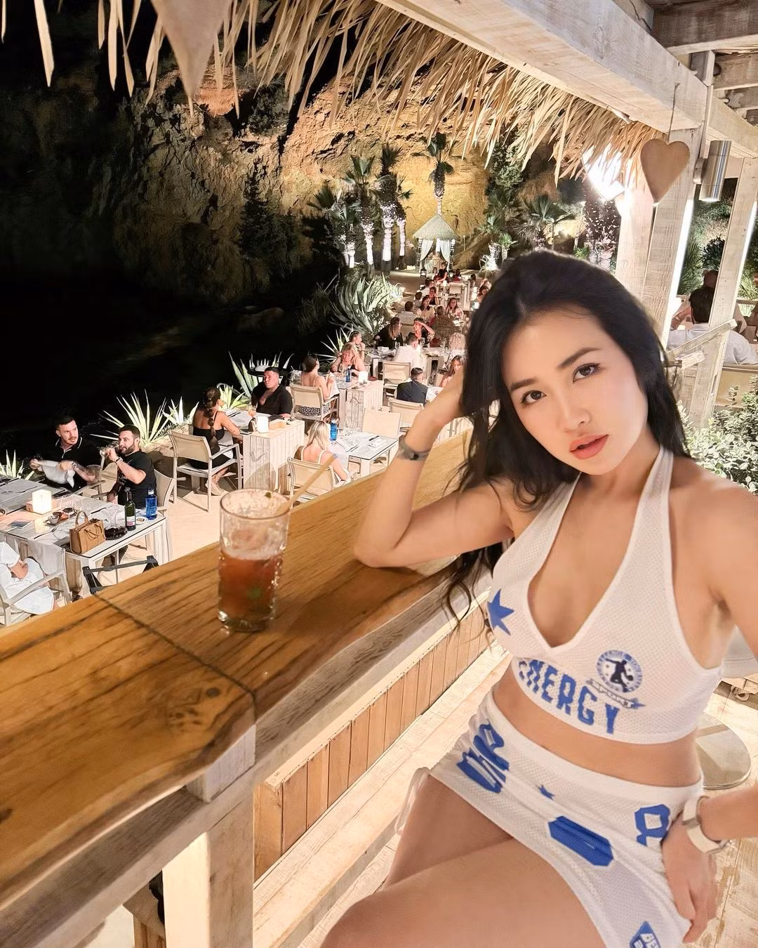 DJ Trang Moon được biết tới là một trong những nữ DJ hàng đầu tại Việt Nam. Cô nàng từng được mệnh danh là "cặp bài trùng" với Sơn Tùng M-TP với những màn kết hợp cực "đã tai" trong chương trình Hòa âm ánh sáng.