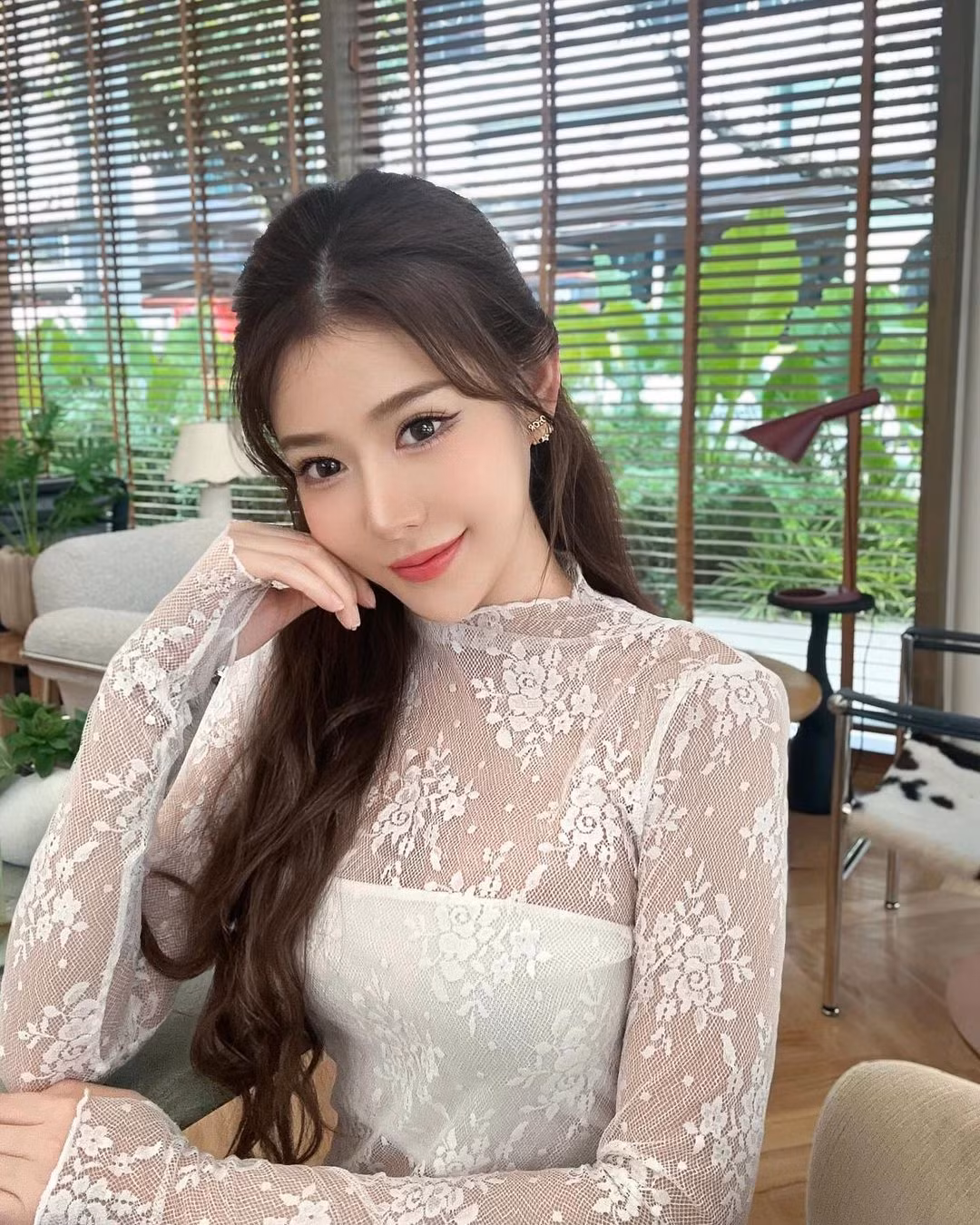 Tuy vậy, cô nàng vẫn khiến nhiều fan đổ gục với vẻ đẹp ngọt ngào của mình.