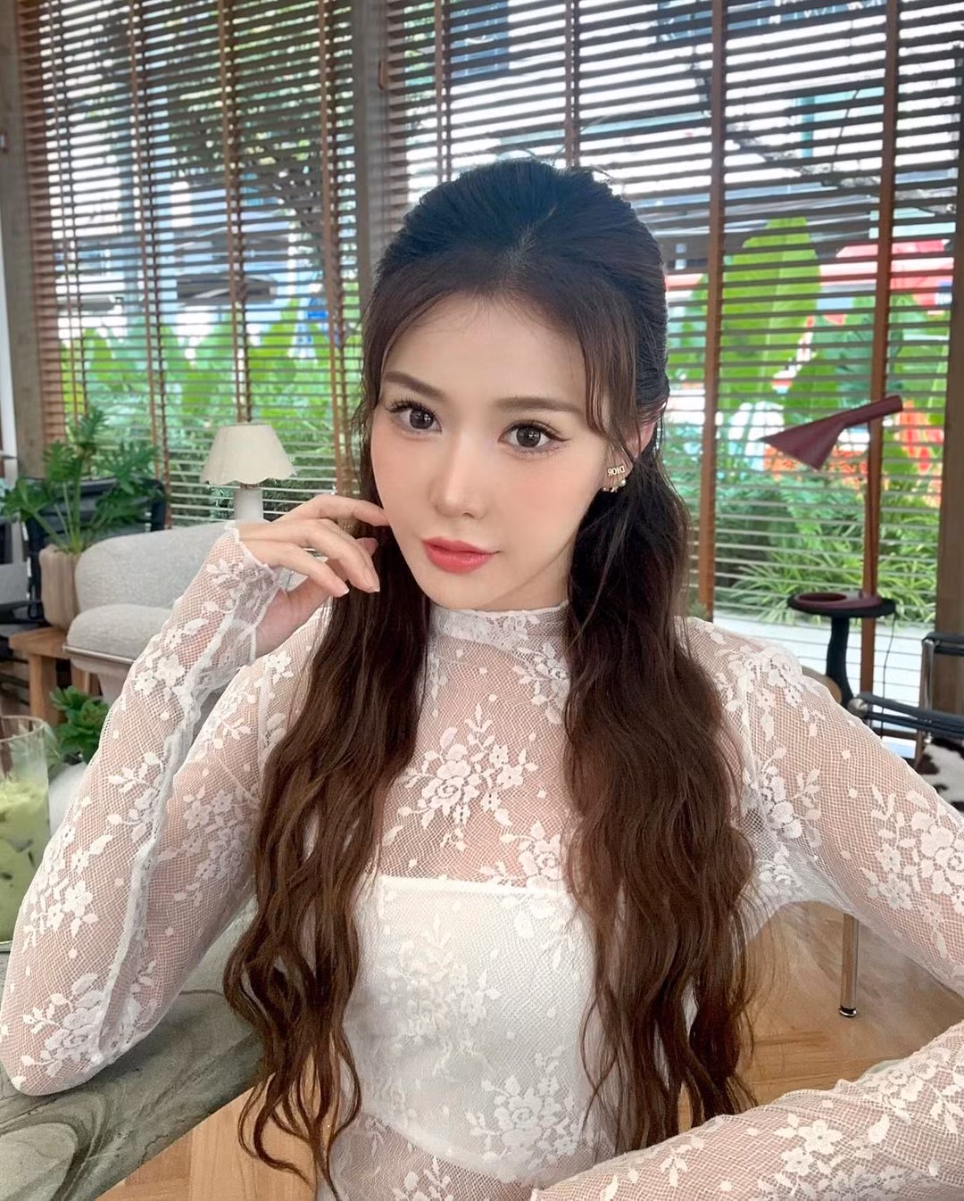 Thời gian gần đây, Pimlita thường xuất hiện với vẻ ngoài nữ tính và kín đáo hơn.