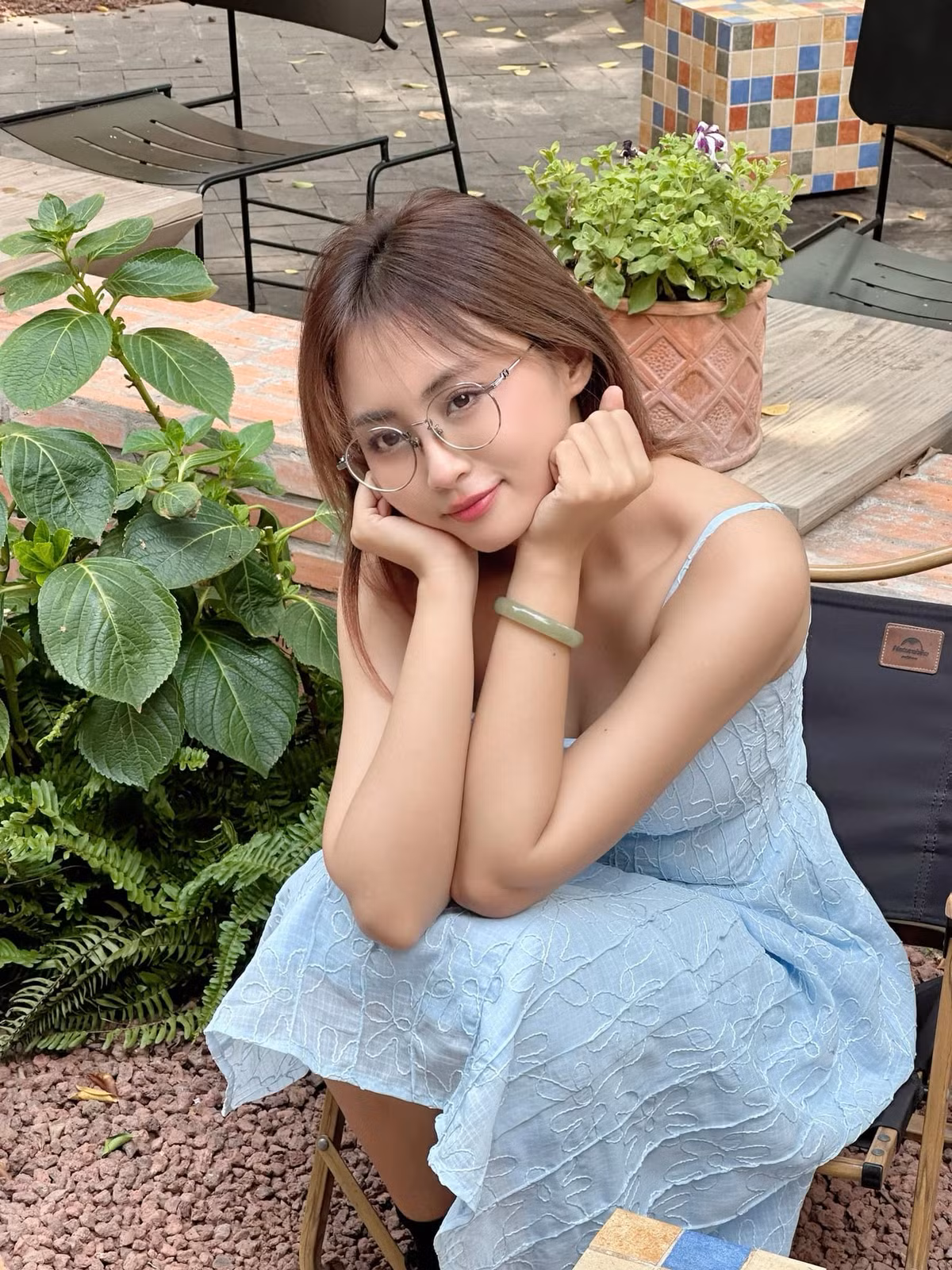 Tại các trận đấu ở giải quốc nội lẫn quốc tế, cô nữ MC xinh đẹp trở nên nổi tiếng bởi độ dễ thương, xinh đẹp và duyên dáng, ghi được dấu ấn đậm nét khi tham gia dẫn chương trình.