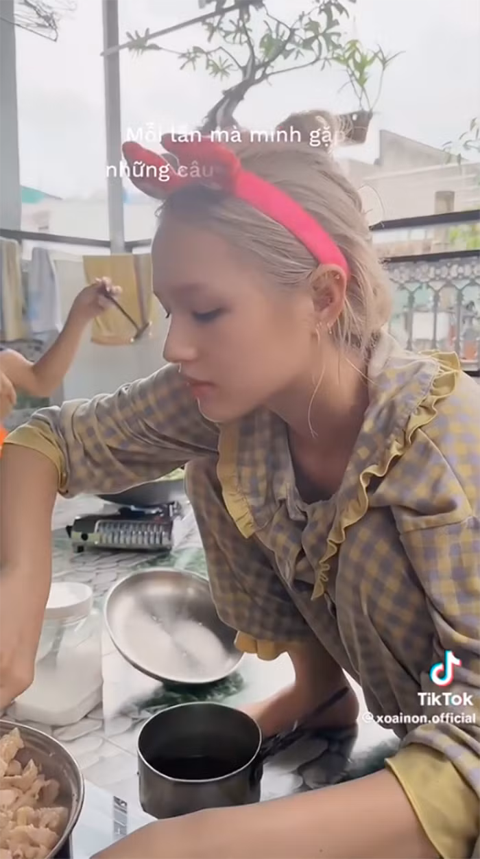 Trong những khoảnh khắc này, hot girl không lung linh như khi trang điểm nhưng lại sở hữu làn da trắng trẻo, mịn màng cùng nhan sắc đâu ra đấy và nhận về nhiều lời khen từ mọi người.