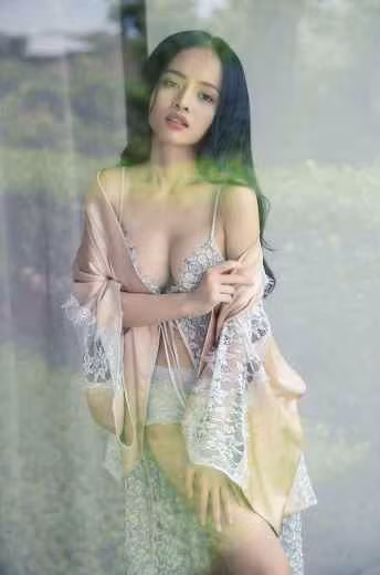 Để có thể giữ được sắc vóc gợi cảm, MC Thanh Trúc từng tiết lộ ngày nào cô cũng nhảy dây, đi bộ quanh nhà từ 30 đến 45 phút.