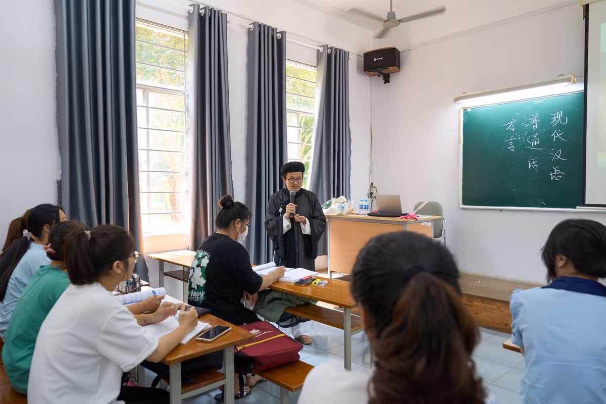 Bộ trang phục áo dài mỗi khi lên lớp dạy học của thầy Quang gồm nhiều món đồ như áo bà ba (lớp trong), áo dài trắng (lớp giữa), áo dài the đen (lớp ngoài), quần dài, khăn xếp. (Ảnh: MIT University Vietnam)