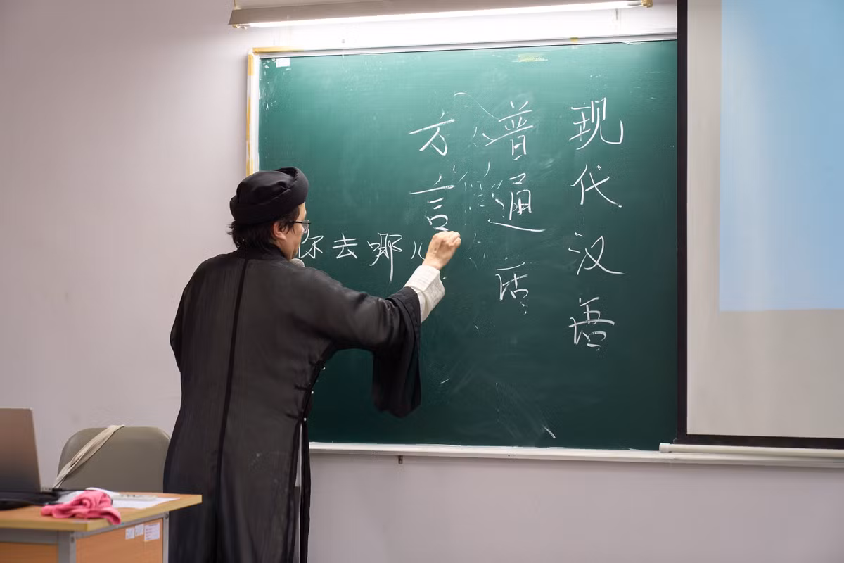 Trong không gian học đường hiện đại, sự kết hợp giữa áo dài duyên dáng và guốc mộc giản dị đã tạo nên một sự đối lập độc đáo nhưng vô cùng ấn tượng. (Ảnh: MIT University Vietnam)