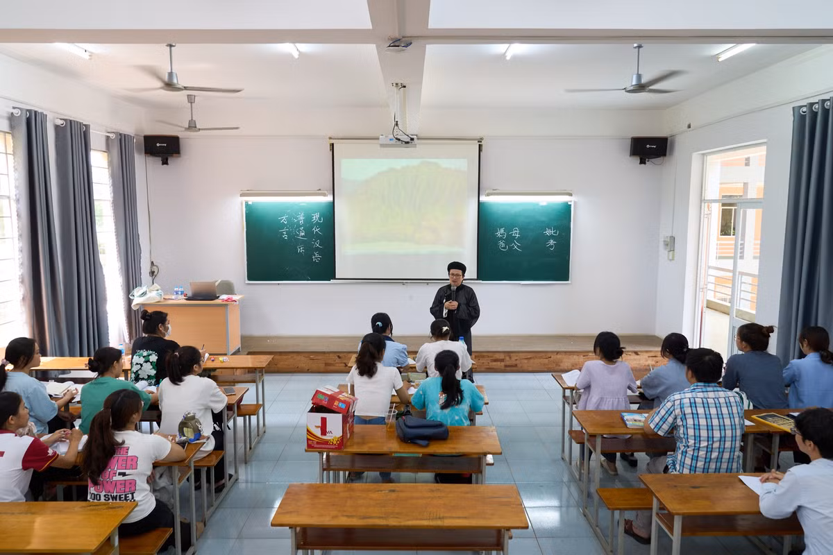 Khi mặc áo dài, thầy cảm thấy mình phải ứng xử khác, ăn nói cũng khác, tất cả đều có yêu cầu khắt khe, khi đó mình cũng không tùy tiện. Dù ban đầu các bạn sinh viên thấy lạ, nhưng sau đó họ đã rất quan tâm và tìm hiểu, điều này làm thầy cảm thấy rất vui. (Ảnh: MIT University Vietnam)