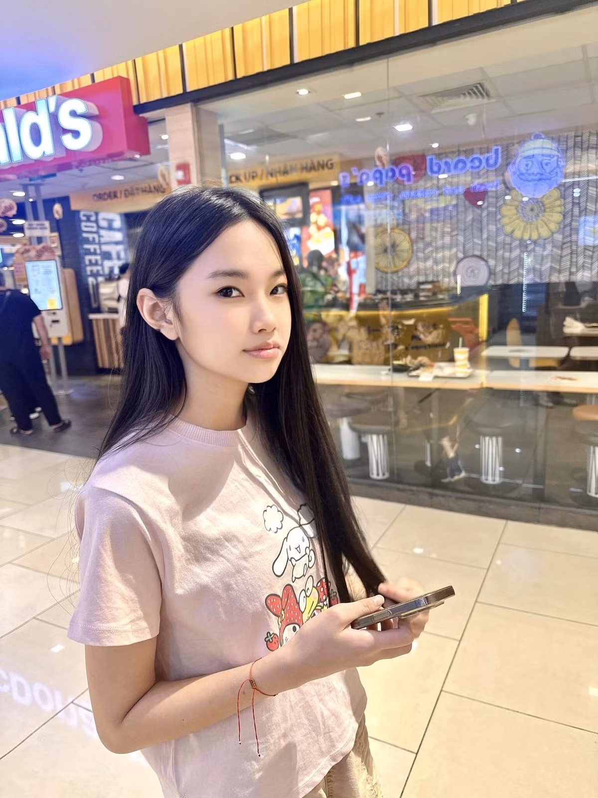 Trong những bức hình được chụp lại vô tình, không có sự chuẩn bị trước, cô bé vẫn cho thấy khí chất của "cháu gái nhà hào môn".