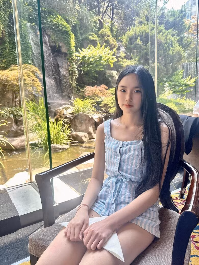 Dù chỉ ăn mặc giản đơn, nhiều người nhận xét cô bé có thần thái "tiểu thư tài phiệt".