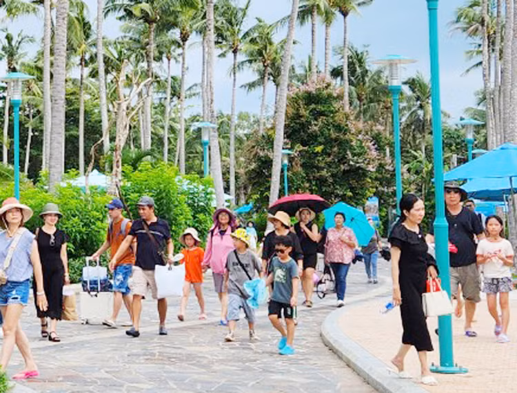 Những ngày hè 2024, trong khi khách nội địa đến Phú Quốc (Kiên Giang) không nhiều vì ảnh hưởng mưa và một số vấn đề khác thì khách quốc tế đã đến đảo ngọc khá đông.